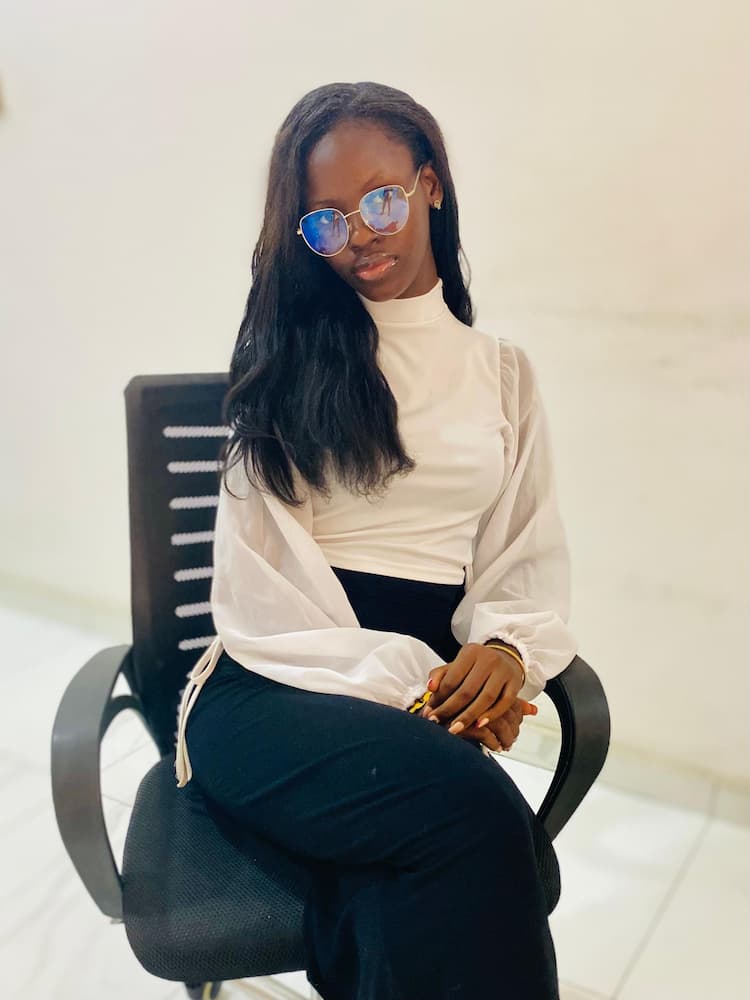 Secretary / Graphic designer 